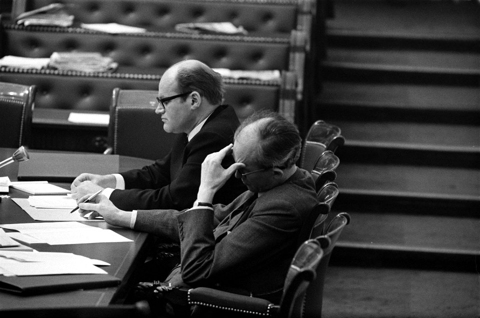 Tweede Kamer behandeling begroting financien. Links Grapperhaus, rechts minister, Bestanddeelnr 922-9820