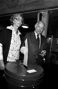 Tweede Kamer verkiezingen 1981 Van Agt en vrouw bij aankomst, Bestanddeelnr 931-5083