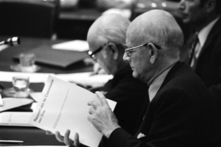 Tweede Kamer debat, rapport Donner, vlnr Van Agt , Den Uyl en De Gaay Fortma, Bestanddeelnr 928-7536