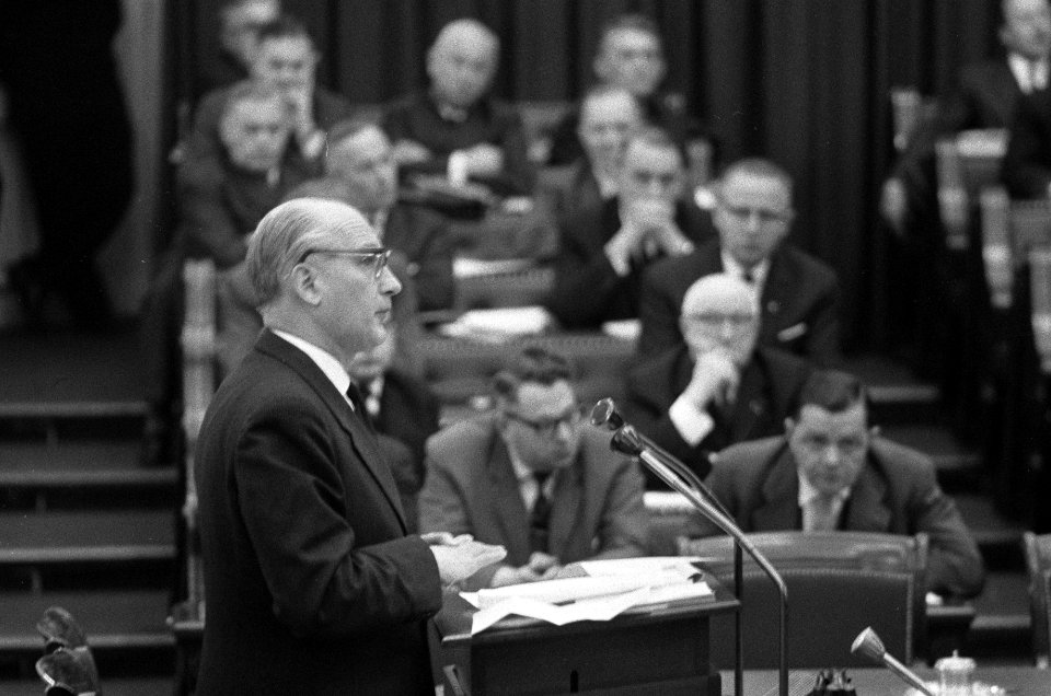 Tweede Kamer de heer Van der Kieft van de AR aan het woord, minister Bot tijdens, Bestanddeelnr 916-1896