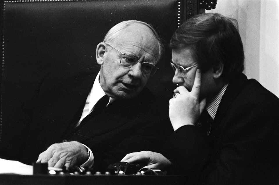 Tweede Kamer Vondeling (l) en Wiegel (debat Molukse minderheid), Bestanddeelnr 929-8800
