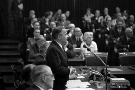 Tweede Kamer debat over loonnota. Nummer 14 Minister president de Jong aan het w, Bestanddeelnr 921-3925