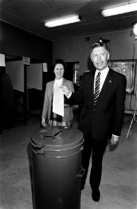Tweede Kamer verkiezingen 1981 Van Agt , lijsttrekker CDA, bracht in Nijmegen zijn stem uit, achter hem zijn vrouw, Bestanddeelnr 931-5081