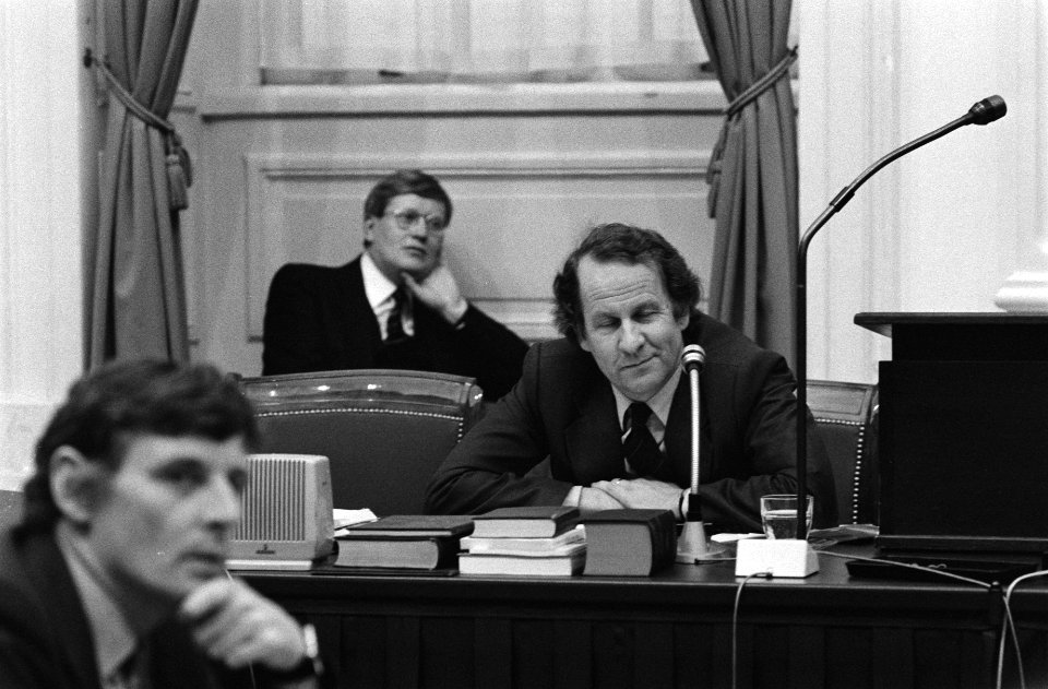 Tweede Kamer behandeling motie Duinker, Staatssecretaris Brokx (r) met (l) Wiegel, Bestanddeelnr 931-3668