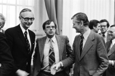 Tweede Kamer Volkshuisvesting handjes schudden De Koning (Ontw.) o.a. met Pronk, Bestanddeelnr 929-5865