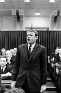 Tweede Kamer voor het eerst bijeen, fractieleider D66 mr. Hans van Mierlo legt b, Bestanddeelnr 920-1024
