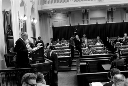 Tweede Kamer vragen gesteld aan minister Luns over standpuntregering i.v.m. Am, Bestanddeelnr 923-5010