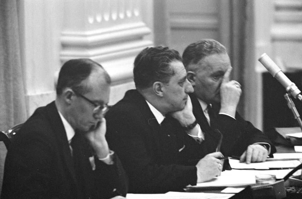 Tweede Kamer Wegenfonds in behandeling, vlnr minister Witteveen , Van Aartse, Bestanddeelnr 917-1962