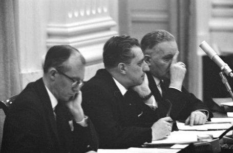 Tweede Kamer Wegenfonds in behandeling, vlnr minister Witteveen , Van Aartse, Bestanddeelnr 917-1962