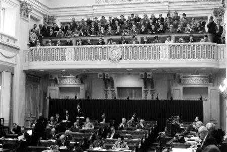 Tweede Kamer vragen gesteld aan minister Luns over standpuntregering i.v.m. Am, Bestanddeelnr 923-5011