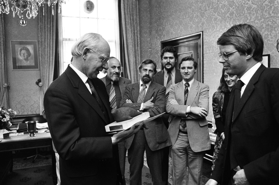 Tweede Kamer voorzitter Vondeling ontvangt zeehondenbeeldje van Tweede Kamer hoc, Bestanddeelnr 929-9003