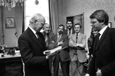 Tweede Kamer voorzitter Vondeling ontvangt zeehondenbeeldje van Tweede Kamer hoc, Bestanddeelnr 929-9003