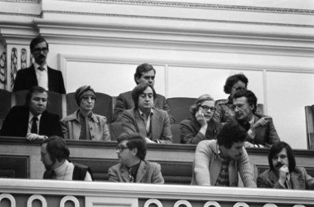 Tweede Kamer Volkshuisvesting op publieke tribune vlnr staatssecretaris Van, Bestanddeelnr 928-2532