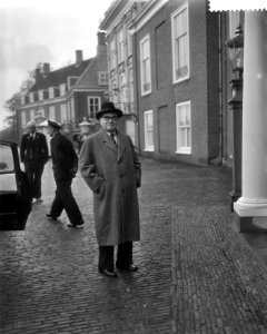 Tweede Kamervoorzitter Kortenhorst bij aankomst bij het paleis, Bestanddeelnr 910-3276
