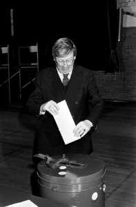 Tweede Kamer verkiezingen 1981 Hans Wiegel , lijsttrekker VVD, brengt zijn stem uit in dorpshuis te Amerongen, Bestanddeelnr 931-5079