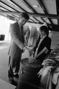 Tweede Kamerverkiezingen 1986 stemmen PvdAs tweede man Wim Kok brengt in Amst, Bestanddeelnr 933-6600