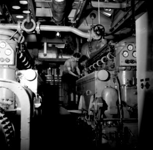 Tweede machinist in de machinekamer van de Damco 9, Bestanddeelnr 254-1372