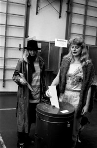 Tweede Kamer verkiezingen 1981, jongeren stemmen in Amsterdam, Bestanddeelnr 931-5090