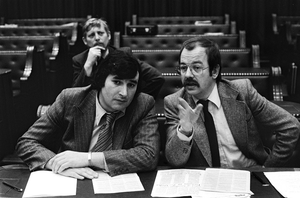 Tweede Kamer vragen over WK Harry van de Berg (l) en Relus ter Beek (neg.nr.…, Bestanddeelnr 929-5889