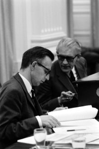 Tweede Kamer vragen gesteld aan minister Luns over standpuntregering i.v.m. Am, Bestanddeelnr 923-5009