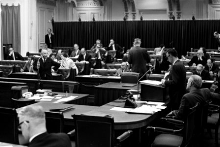 Tweede Kamer vragen gesteld aan minister Luns over standpuntregering i.v.m. Am, Bestanddeelnr 923-5007