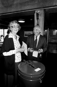 Tweede Kamer verkiezingen 1981. Den Uyl en zijn vrouw brengen hun stem uit, Bestanddeelnr 931-5086