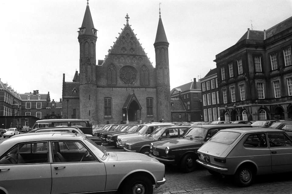 Tweede Kamer stemt over autovrij Binnenhof, overzicht Binnenhof met autos, Bestanddeelnr 927-1743