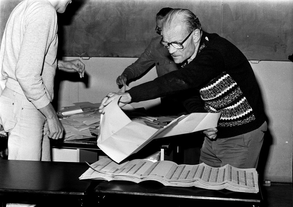 Tweede Kamer verkiezingen 1981 stembus wordt geleegd nadat alle stemmen waren u, Bestanddeelnr 931-5095