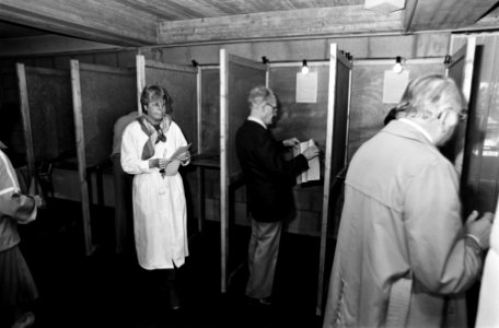 Tweede Kamer verkiezingen 1981 grote opkomst bij de stembureaus vanmorgen, Bestanddeelnr 931-5089 photo