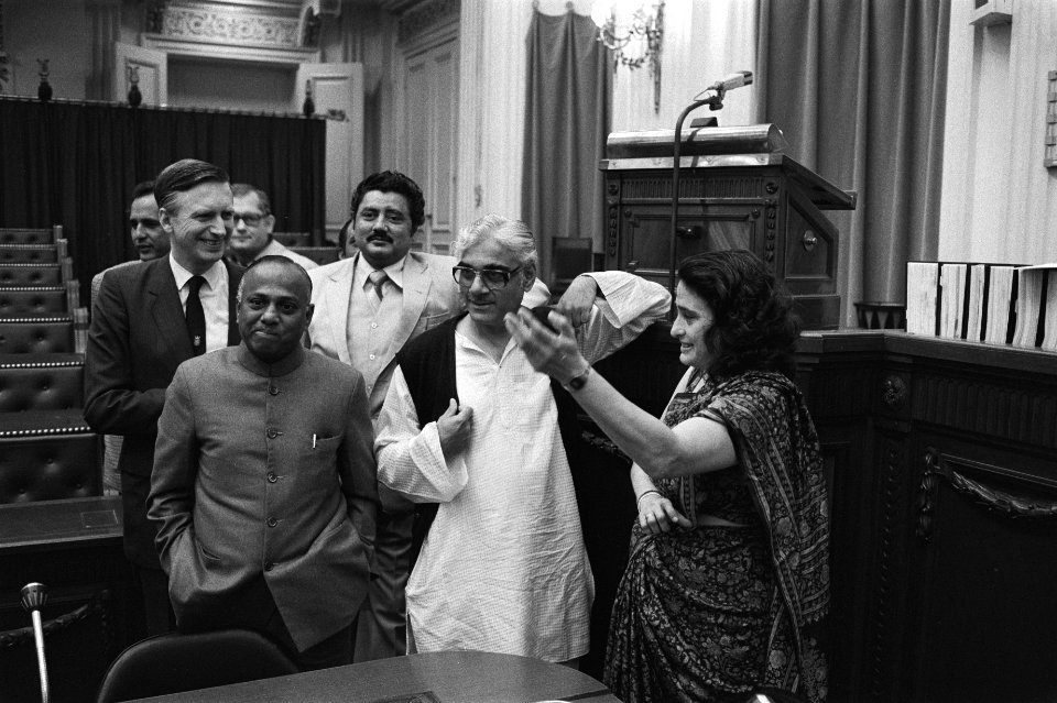 Tweede Kamervoorzitter Dolman (l) leidt parlementaire , delegatie uit India rond, Bestanddeelnr 932-9894
