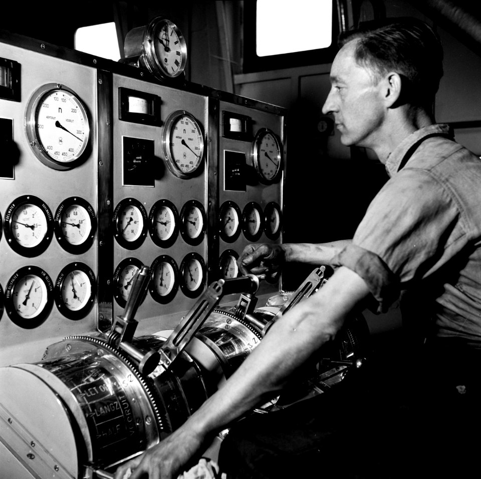 Tweede machinist bij het controlepaneel van de motoren in de machinekamer van d…, Bestanddeelnr 254-1368
