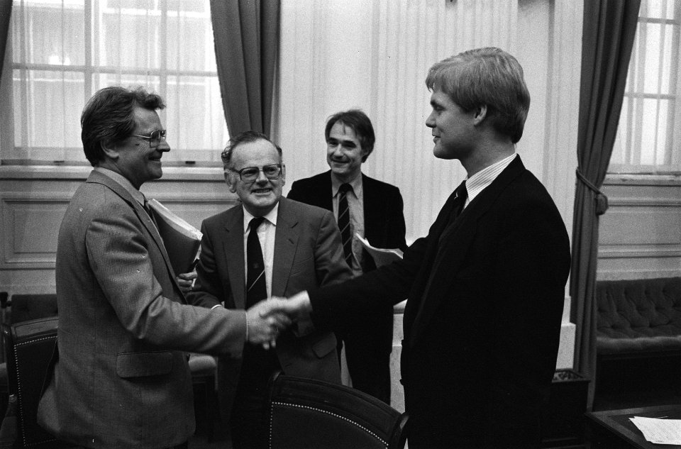 Tweede Kamer stemming over 1 juli kortingen soc. uitk. v.l.n.r. staatssecreta, Bestanddeelnr 932-9943
