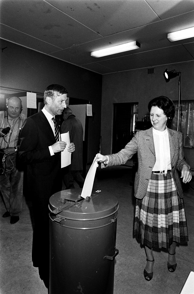 Tweede Kamer verkiezingen 1981 de vrouw van Van Agt brengt haar stem uit, links Van Agt, Bestanddeelnr 931-5082