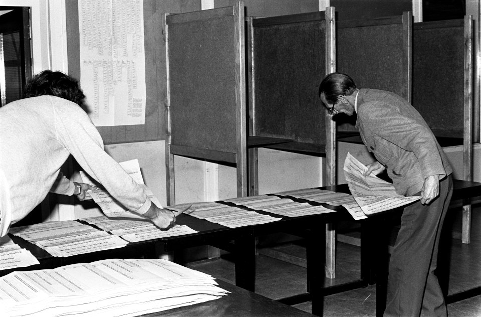 Tweede Kamer verkiezingen 1981 stembus wordt geleegd nadat alle stemmen waren u, Bestanddeelnr 931-5096