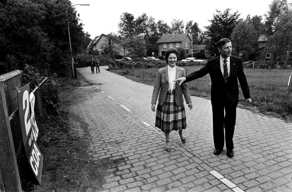 Tweede Kamer verkiezingen 1981, Van Agt en vrouw bij aankomst, Bestanddeelnr 931-5083