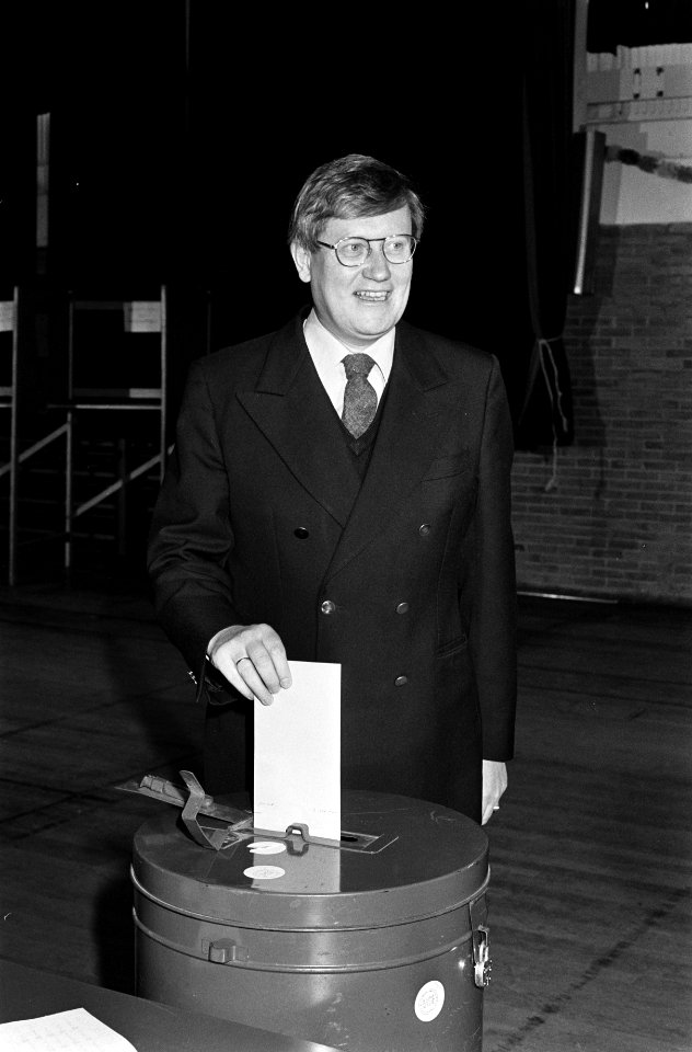 Tweede Kamer verkiezingen 1981 Hans Wiegel , lijsttrekker VVD, brengt zijn stem uit in dorpshuis te Amerongen, Bestanddeelnr 931-5078