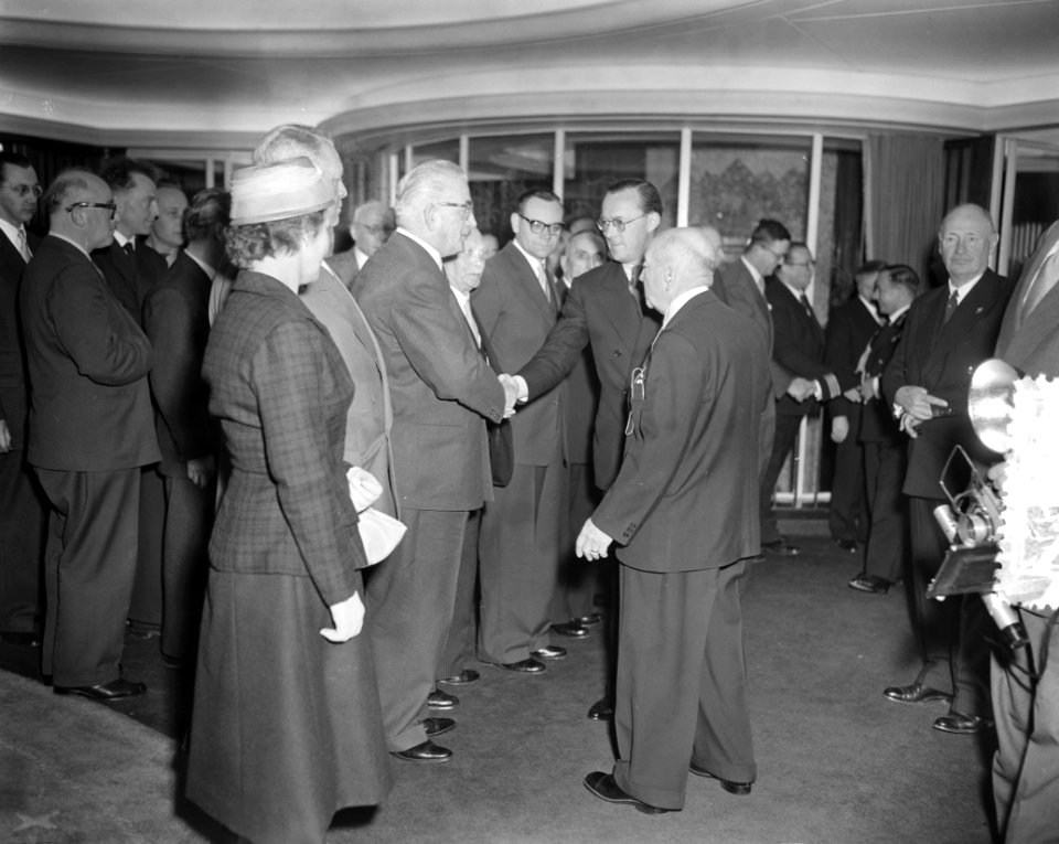 Tweede lustrum Nevas-vergadering aan boord Oranje. Aanwezig Prins Bernhard, Bestanddeelnr 907-6935