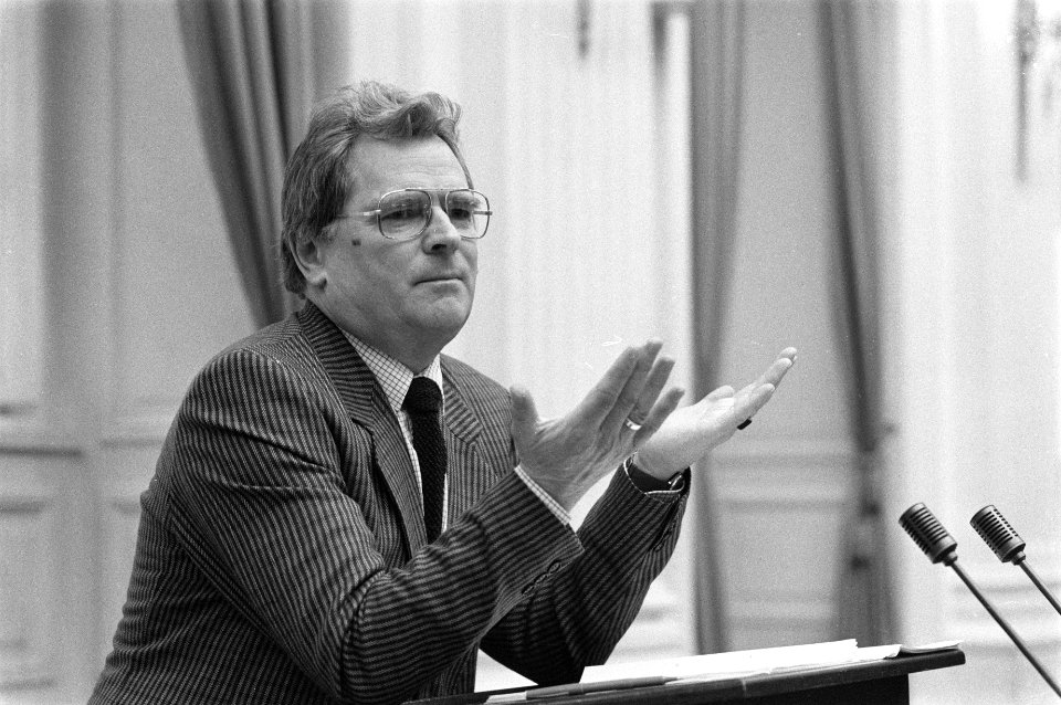 Tweede Kamer staatssecretaris de Graaf spreekt over deelname gehandicapten aan, Bestanddeelnr 933-5589
