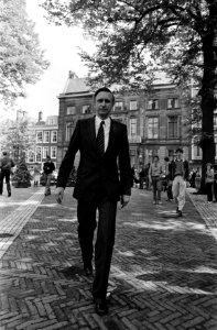 Tweede Kamervoorzitter D. Dolman arriveert, Bestanddeelnr 931-5158