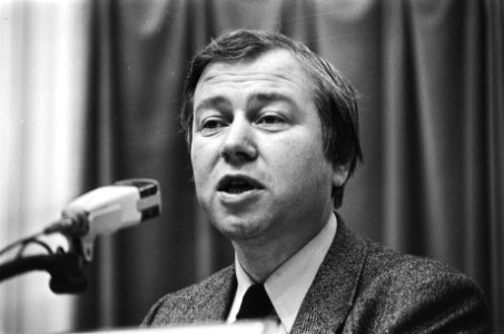 Tweede Kamer Van Dam (PvdA) interpelleert staatssecretaris Brokx van Volkshuis, Bestanddeelnr 929-8888