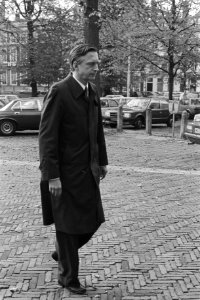 Tweede Kamer-voorzitter Dolman (PvdA) bij Paleis Lange Voorhout, Bestanddeelnr 931-7445