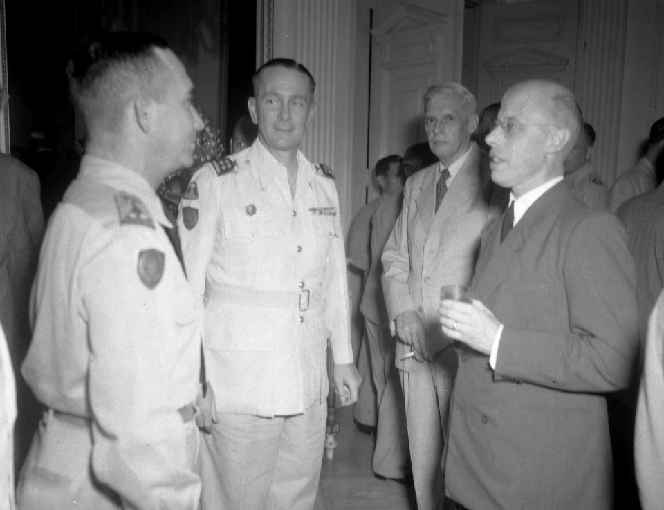 Tweede van links D.C. Buurman van Vreeden, L.J.M. Beel rechts (hij is in gesperk, Bestanddeelnr 12641