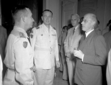 Tweede van links D.C. Buurman van Vreeden, L.J.M. Beel rechts (hij is in gesperk, Bestanddeelnr 12641