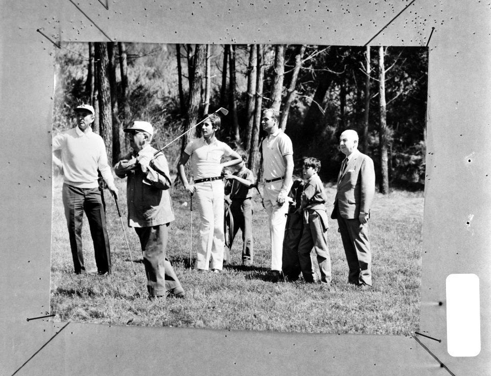 Tweede van links Generaal Franco in aktie en Prins Juan Carlos spelen golf, Span, Bestanddeelnr 923-7748