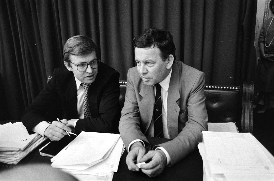 Tweede Kamer regeringsstandpunt BVD CDA-woordvoerders Van der Linde (l) en La, Bestanddeelnr 933-3570