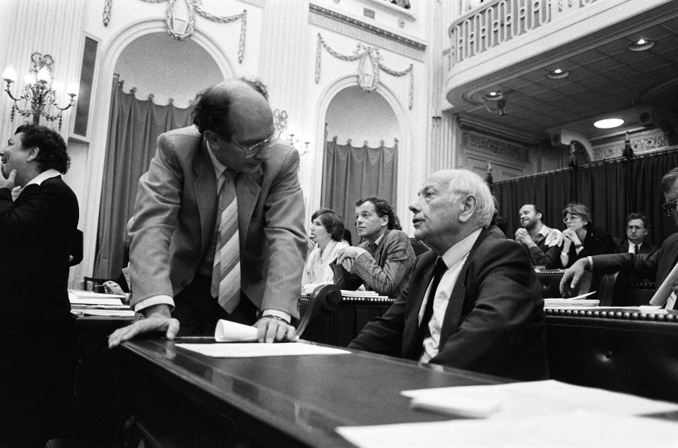Tweede Kamer regeringsstandpunt BVD CDA-leider De Vries (l) en PvdA-leider De, Bestanddeelnr 933-3571