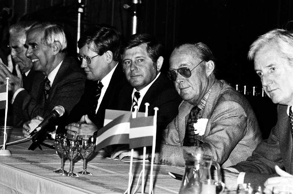 Tweede van links Hans Wiegel, rechts (met anjer) prins Bernhard, Bestanddeelnr 930-2782