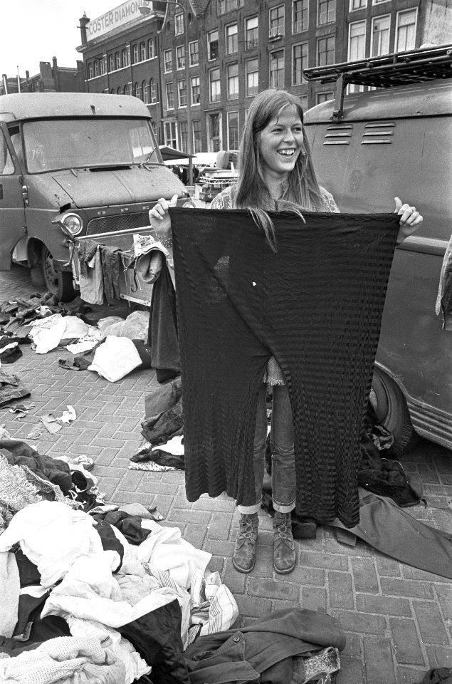 Tweedehands kleren op Waterlooplein, meisje met grote broek, Bestanddeelnr 925-7843
