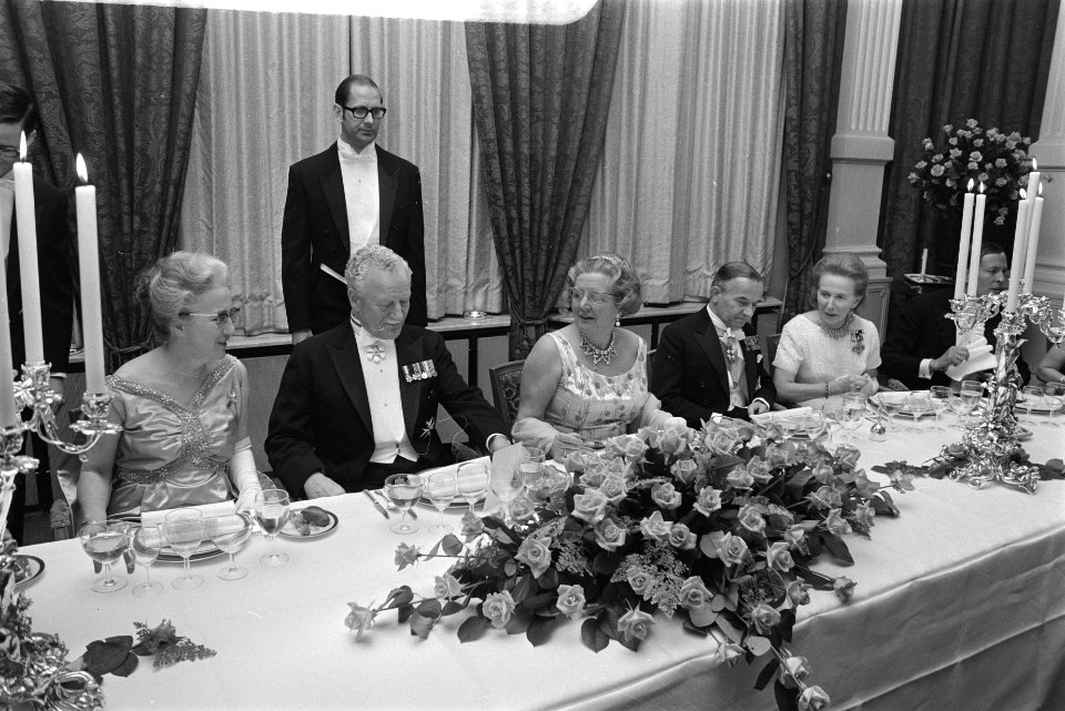Tweede van links gouverneur-generaal Michener, rechts naast hem koningin Julian…, Bestanddeelnr 924-4670