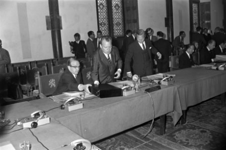 Tweede van links Willy Brandt, minister van Buitenlandse Zaken van de Bondsrepu, Bestanddeelnr 920-4568